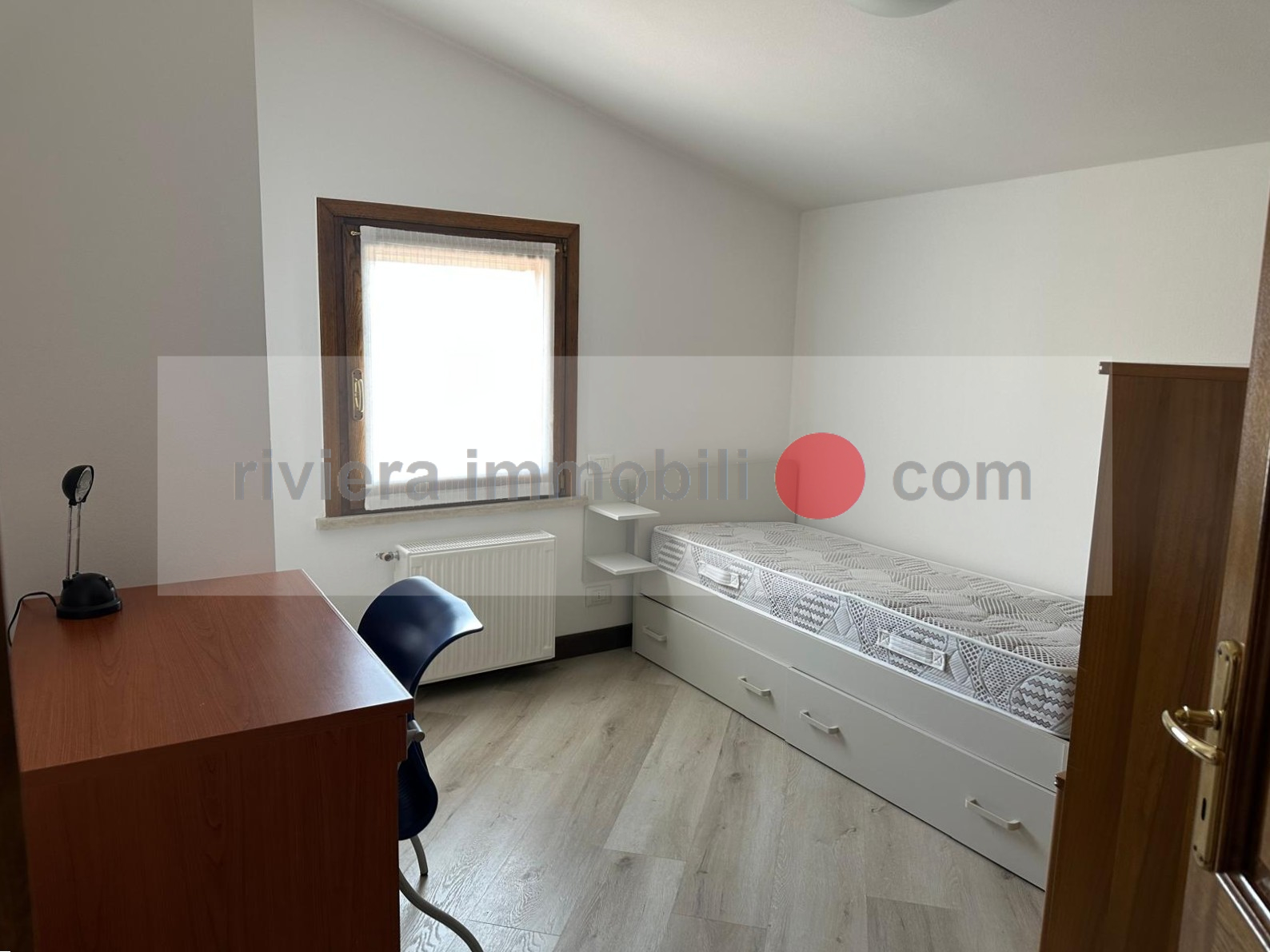 Cameretta con letto e scrivania