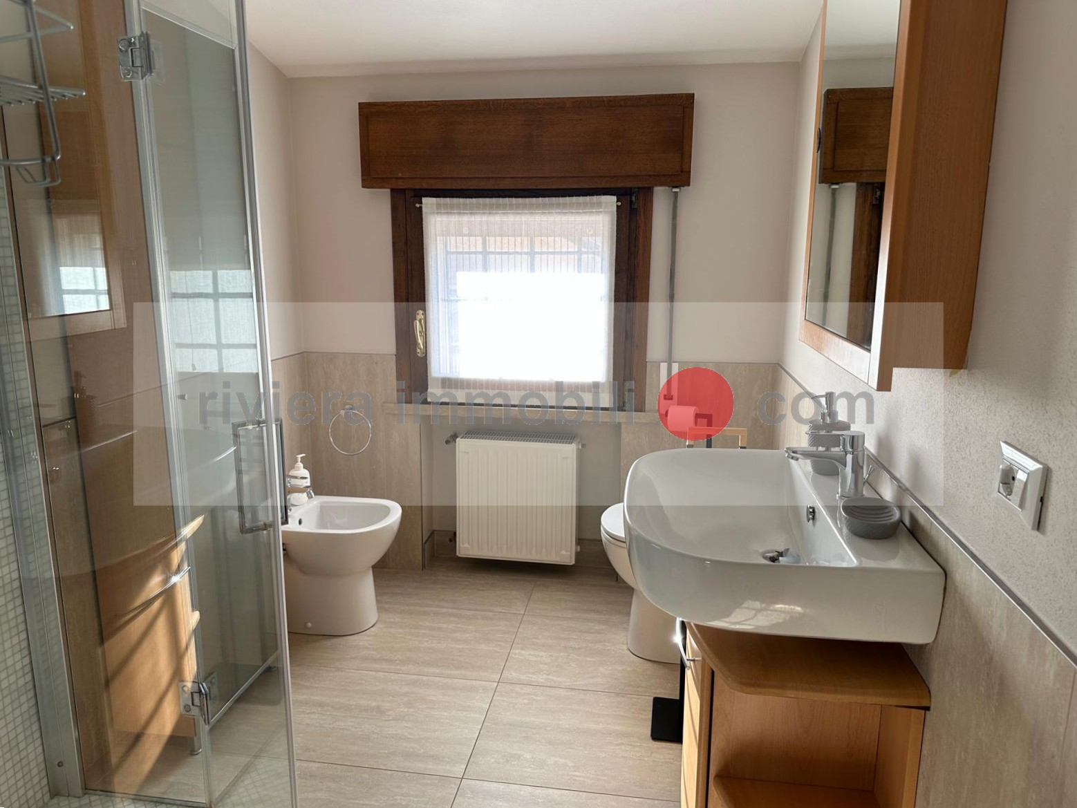 Bagno finestrato con doccia