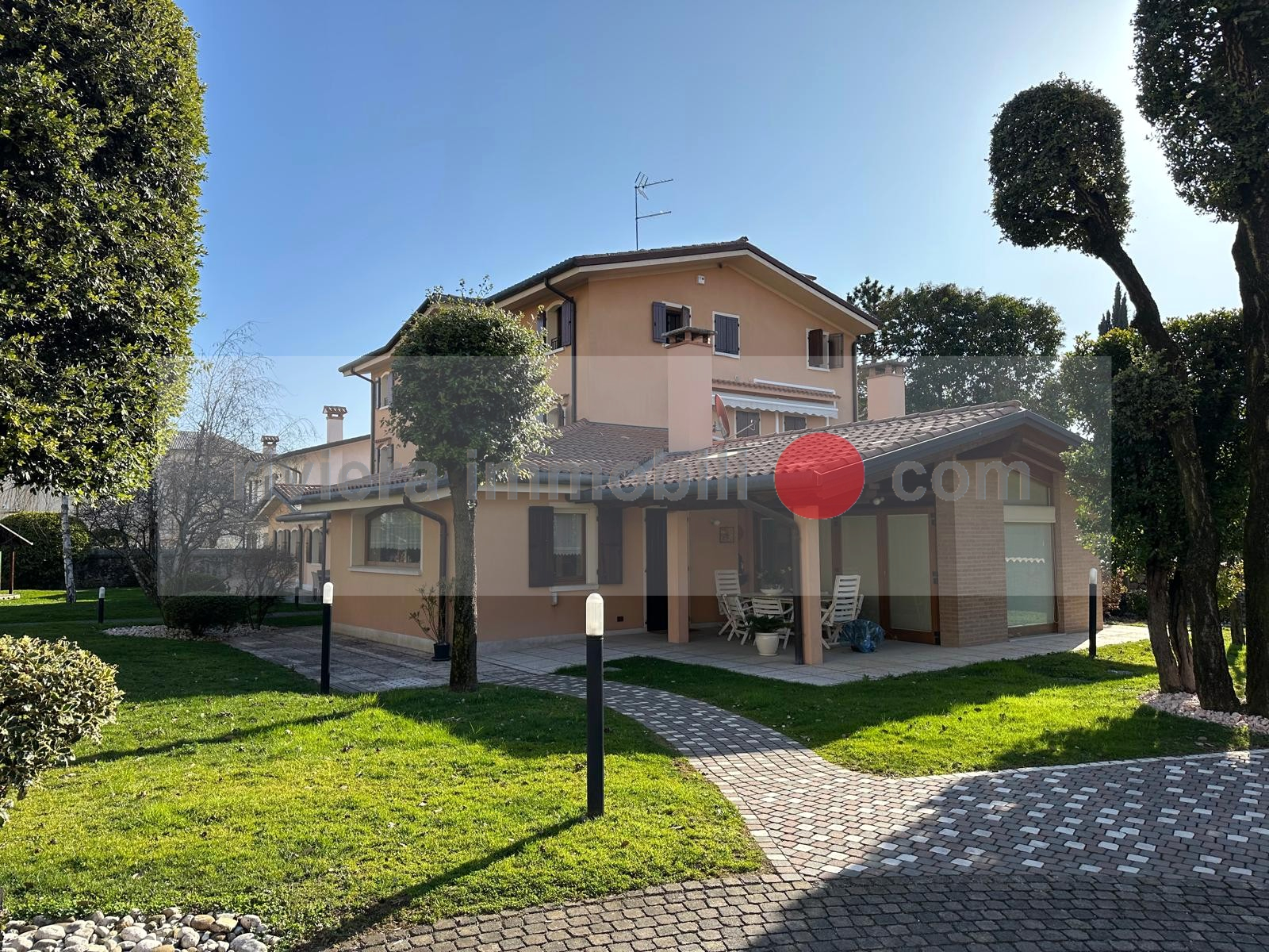 Esterno dello stabile con giardino